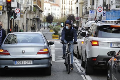 El carril bici de la calle de San Antonio, en Vitoria, va contradirección, y suele generar conflicto con los vehículos que aparcan en doble fila.