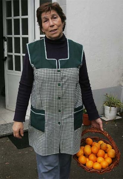 Manuela Sanlés, ante su casa de Xuiño, en Ribeira.