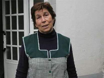 Manuela Sanlés, ante su casa de Xuiño, en Ribeira.