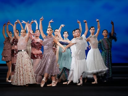 Un grupo de bailarinas en el desfile de Duyos de su colección primavera-verano 2023, en la primera jornada de la 76ª edición de la pasarela Mercedes Benz Fashion Week Madrid, este 15 de septiembre.