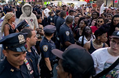 Marcha en Times Square, contra la absolución de Zimmerman, de 29 años de edady raza blanca, fue declarado "no culpable" de todos los cargos por la muerte de Martin, de 17 años, que iba desarmado.