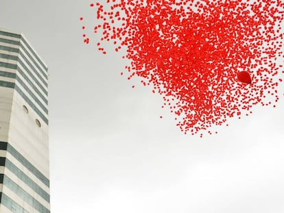 Ação do Instituto de Infectologia Emílio Ribas solta 10 mil balões vermelhos em São Paulo para celebrar luta contra a Aids.
