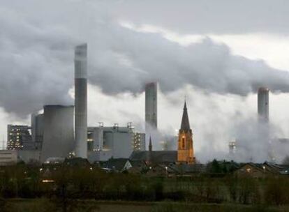 La ciudad de Gusdorf, al oeste de Colonia, en Alemania, claro ejemplo de la potencia contaminadora de la industria alemana.