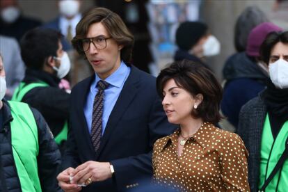 Adam Driver interpreta a Maurizio Gucci, cuyo asesinato, ocurrido el 27 de marzo de 1995, fue el que originó uno de los episodios judiciales más mediáticos de la industria de la moda. Nieto de Guccio Gucci, fundador del imperio textil, con solo 35 años se hizo con el control de la compañía para disgusto de su primo Paolo. Lady Gaga interpreta a Patrizia Reggiani, la primera mujer de Maurizio y la condenada como autora intelectual del asesinato del heredero, a manos de un sicario contratado por ella. Aquí, los dos actores caracterizados en pleno rodaje en las calles de Milán.