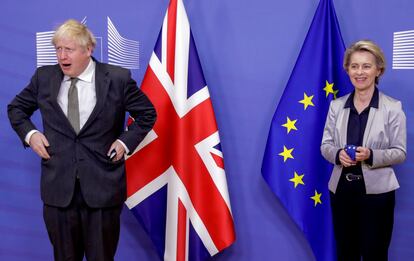 La vicepresidenta de la Comisión Europea, Ursula von der Leyen, junto al primer ministro británico, Boris Johnson, el 9 de diciembre de 2020 en Bruselas.