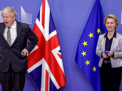 La vicepresidenta de la Comisión Europea, Ursula von der Leyen, junto al primer ministro británico, Boris Johnson, el 9 de diciembre de 2020 en Bruselas.