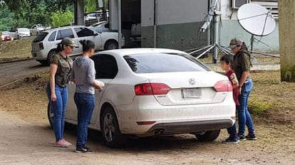 La mujer argentina secuestrada durante 32 años, con sudadera de color gris, entra en un coche de la policía junto a su hijo de 9 años.