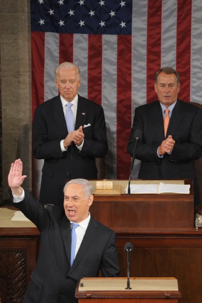 Netanyahu saluda a los senadores y representantes poco antes de iniciar su intervención.