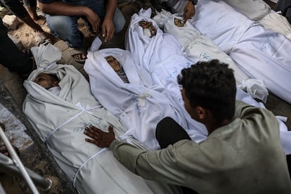 Varios cuerpos yacen en el Hospital Al-Shifa (Gaza) tras un ataque israelí, el lunes. 