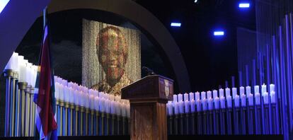 95 velas, una por cada a&ntilde;o que vivi&oacute; Mandela, enmarcan su imagen durante el funeral en Qunu, Sud&aacute;frica.