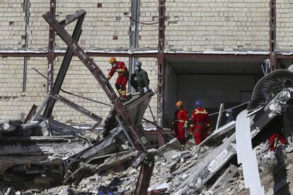 Personal de rescate buscan supervivientes entre los escombros en la ciudad iraní de Sarpol-e-Zahab, el 14 de noviembre de 2017.