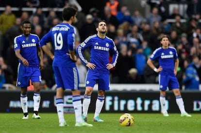 Diego Costa y F&agrave;bregas, en el centro, tras encajar un gol.