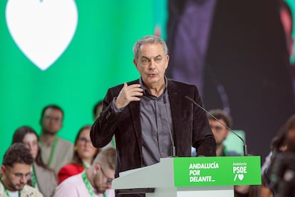 El expresidente del Gobierno José Luis Rodríguez Zapatero, durante su intervención este sábado en el XV Congreso del PSOE de Andalucía, en Armilla (Granada). 
