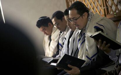 Judíos conversos de origen sefardí rezan en su sinagoga en Bello (Colombia).