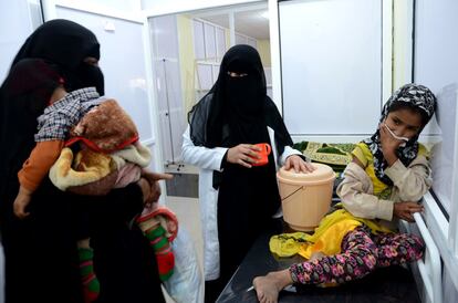 Una niña y su madre con la enfermera de MSF en el hospital materno infantil de Al Huban. La madre tuvo que esperar un día para llevar a su hija al hospital. Los combates estaban activos y era peligroso salir. En 2016, los equipos del centro médico infantil y en los servicios de maternidad apoyados por MSF en Taiz asistieron más de 5.300 partos, realizaron más de 31.900 consultas prenatales y admitieron a más de 2.500 niños con desnutrición severa en sus programas de alimentación terapéutica.