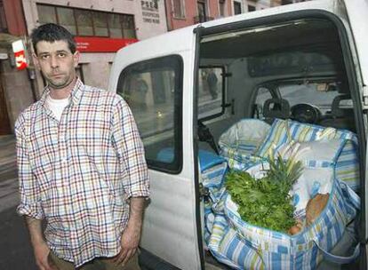 Iñaki Urkijo lleva un pedido de productos de caserío a una vivienda del centro de Bilbao.
