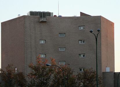 Aparatos de aire acondicionado en la coronocación del edificio CSIC de Fisac.