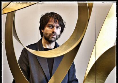 El artista David Rodríguez Caballero en la galería Marlborough.
