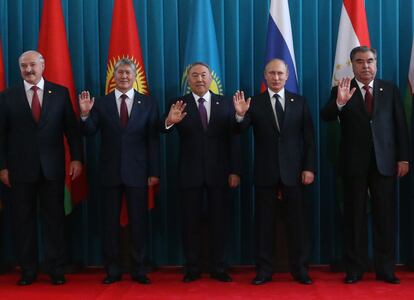 El presidente bielorruso, Alexander Lukashenko, presidente kirguís Almazbek Atambayev, el presidente kazajo, Nursultan Nazarbayev, el presidente ruso, Vladimir Putin, y el presidente tayiko Emomali Rahmon posan para una foto durante la CEI Cumbre (Comunidad de Estados Independientes) en Burabay, Kazajstán.