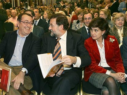 Mariano Rajoy, flanqueado por Nicolás Redondo Terreros y María San Gil, ayer en Bilbao.