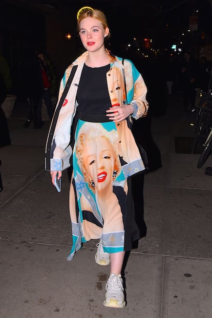 Elle Fanning con la misma camisa de Loewe y falda a juego.
