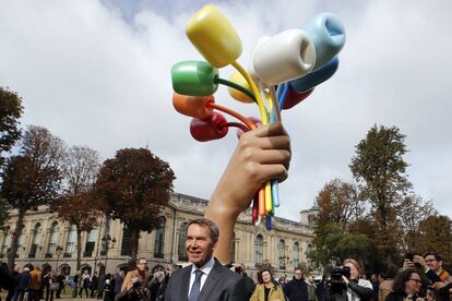 Jeff Koons, delante de su escultura 'Bouquet of Tulips' ayer en París. 