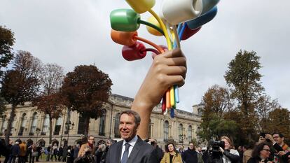 Jeff Koons, delante de su escultura 'Bouquet of Tulips' ayer en París. 