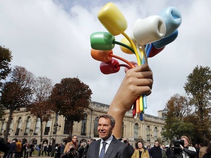 Jeff Koons, delante de su escultura 'Bouquet of Tulips' ayer en París. 