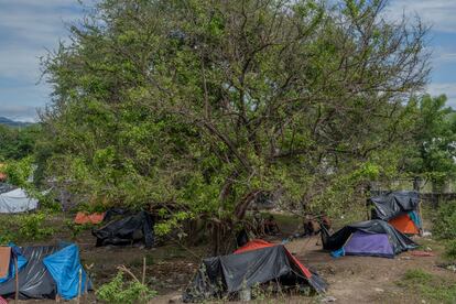 Migrantes apostados en las carpas instaladas en las calles de San Pedro Tapanatepec, en el Estado de Oaxaca. El pueblo ha colapsado y las autoridades locales piden ayuda al Gobierno federal ante la falta de insumos e infraestructura para la atención de los migrantes. 