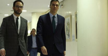 Pedro Sánchez con el jefe de su equipo negociador, Antonio Hernando, este viernes en el Congreso