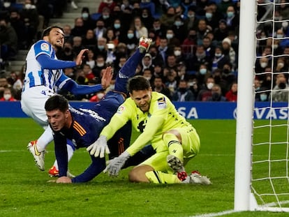 Jovic marca de cabeza el 0-2.