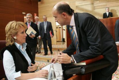 Aguirre habla con su entonces consejero de Sanidad, Manuel Lamela, en la Asamblea a finales de 2005.