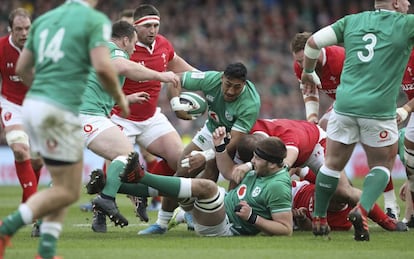 El irlandés Dundee Aki trata de avanzar.