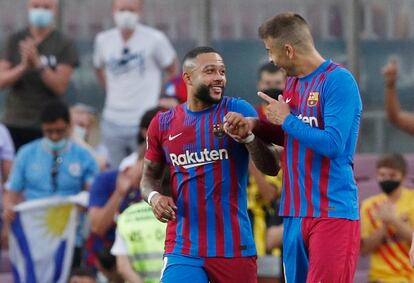 Gerard Piqué celebra un gol con su compañero Memphis Depay.