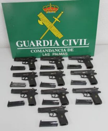 Pistolas incautadas por la Guardia Civil.