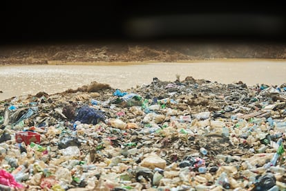 Las charcas de agua estancada que deja el 'galamsey' se acaban convirtiendo en estercoleros, lo que acentúa la presencia de mosquitos y otros animales que son vector de enfermedades.