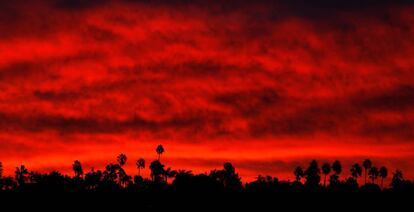 Amanecer en Encinitas (California), con los vientos de Santa Ana que siguen atizando los incendios.