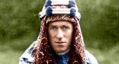T. E. Lawrence, adaptado a las modas beduinas.