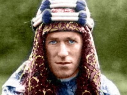T. E. Lawrence, adaptado a las modas beduinas.