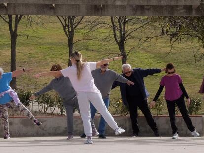 Personas mayores haciendo ejercicio en el parque del Tío Pío en Vallecas, Madrid.