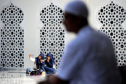 Dos chicas se fotografían en la mezquita Baiturrahman de Banda Aceh (Indonesia), en el primer día del Ramadán.