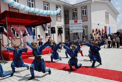 Niños sirios refugiados bailan durante la ceremonia de apertura de 'Sakirpasa Umran School', una escuela turca para refugiados, en Adana, en el sur de Turquía.