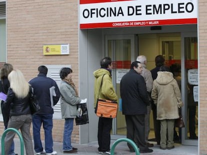 Un grupo de personas hacen cola en una oficina de empleo