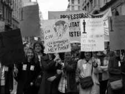 b 33489 (22/mar/00) -color- Manifestación de profesores de primaria y secundaria (Via Laietana - Plaza de Sant Jaume), Barcelona. -foto: Marcel-li Saenz.