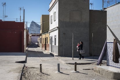 Barrio de la Atunara en la Línea. Esta zona de la ciudad ha vivido siempre de la pesca y del contrabando, es uno de los lugares donde llegan los fardos de tabaco procedentes de Gibraltar.