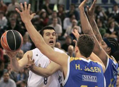 Jasen y McDonald defienden al madridista Sekulic.