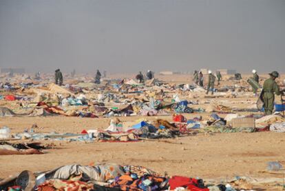 Antidisturbios marroquíes tras desmantelar el campamento saharaui de Agdaym Izik.