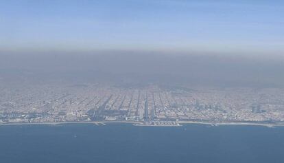 Nube de contaminación en Barcelona tomada desde un avión.