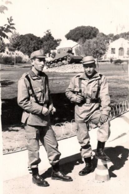 Miguel Francisco Montes (izquierda) cuando hacía el servicio militar.