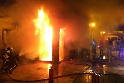 Actuación de los bomberos para extinguir el fuego en una vivienda de Colmenar Viejo.